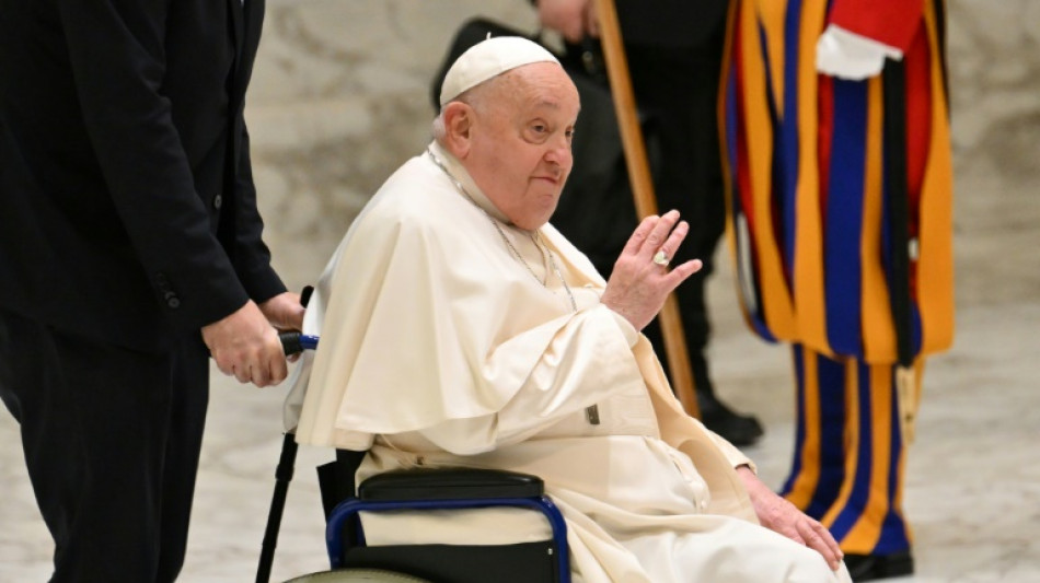 Le pape "a dormi toute la nuit" apr&egrave;s deux crises respiratoires lundi
