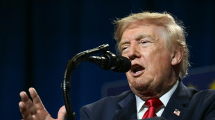 Trump nega escassez de muni&ccedil;&otilde;es e amea&ccedil;a quem sugere o contr&aacute;rio