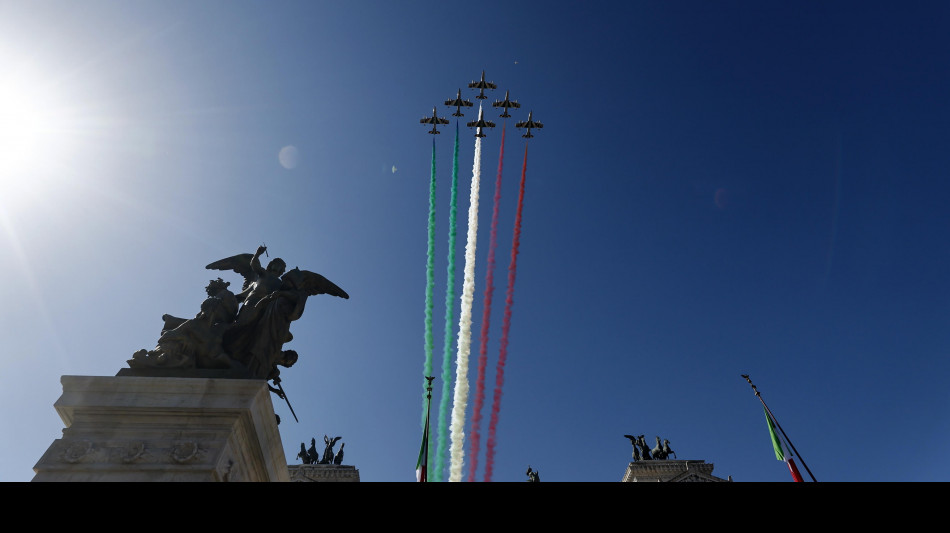 Inno e Frecce Tricolore, si chiude la cerimonia per 2 giugno