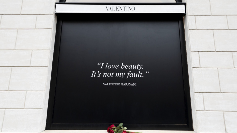 La camera ardente di Valentino, bianca e silenziosa