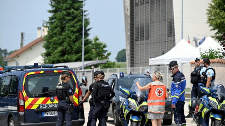 Adolescente detido por matar assistente escolar na França diz que queria atacar qualquer uma delas