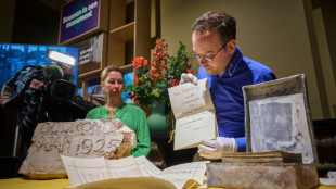 C&aacute;psula do tempo centen&aacute;ria escondida sob est&aacute;tua &eacute; descoberta em Haia