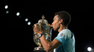 Auger-Aliassime revalida el t&iacute;tulo en Basilea tras superar a Hurkacz