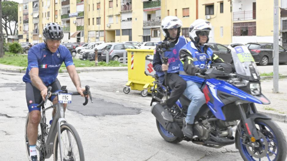 Abodi in bici al Parco Verde, l'incontro con don Patriciello
