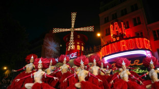 Cancan und Feuerwerk: Windmühlenflügel des Pariser Moulin Rouge drehen sich wieder