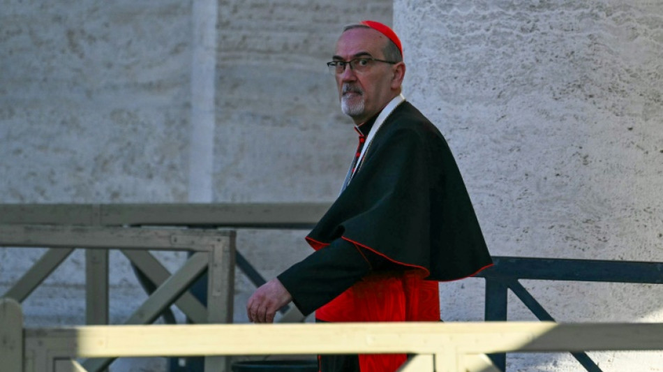 Holofotes apontados para os cardeais antes do conclave