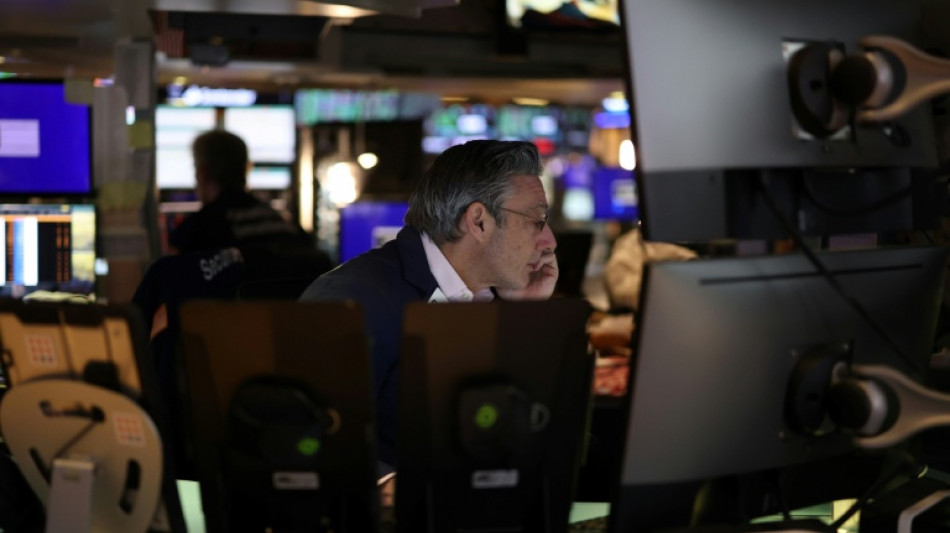 Wall Street ouvre sans direction claire, esp&egrave;re des surtaxes douani&egrave;res all&eacute;g&eacute;es sur le secteur automobile