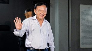 Tha&iuml;lande: Thaksin quitte le pays, un vote cl&eacute; d&eacute;bute au Parlement