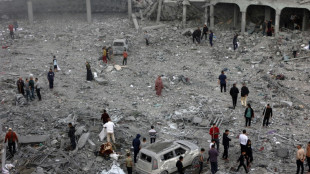 Un rescatista en Gaza arriesga su vida para salvar a un hombre atrapado tras un bombardeo israel&iacute;