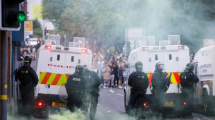 Quinze pessoas s&atilde;o detidas em meio a viol&ecirc;ncia contra imigrantes na Irlanda do Norte