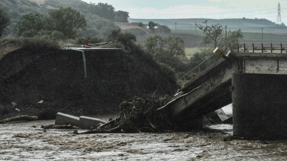 Inondations en Gr&egrave;ce : h&eacute;licopt&egrave;res et canots de sauvetage pour secourir des villageois bloqu&eacute;s
