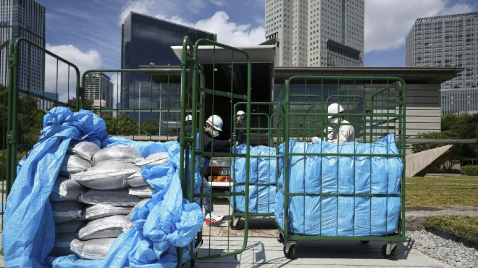 Entregan tierra contaminada de Fukushima en la oficina del primer ministro de Japón