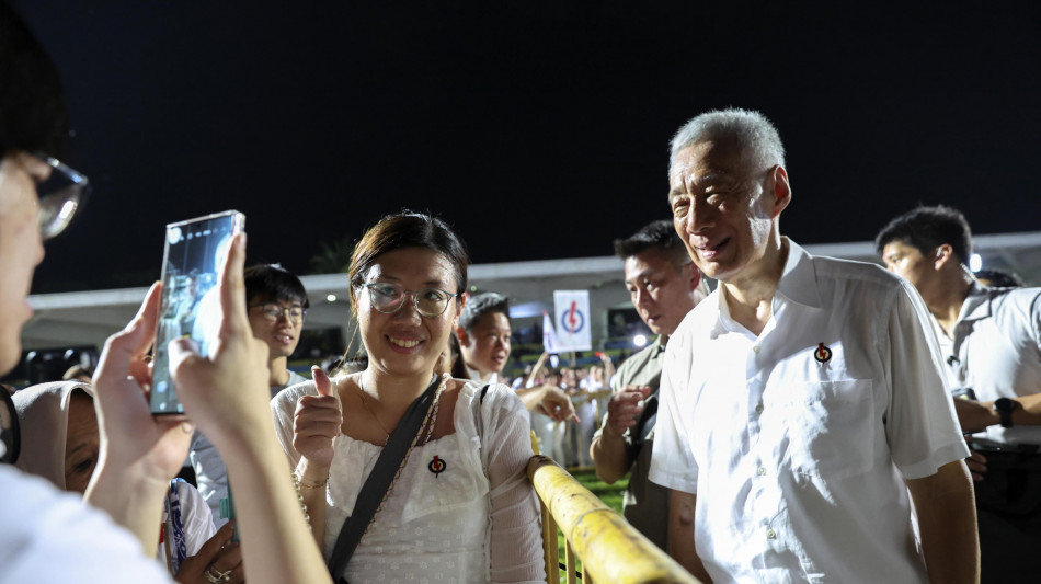 A Singapore vittoria schiacciante del partito al governo