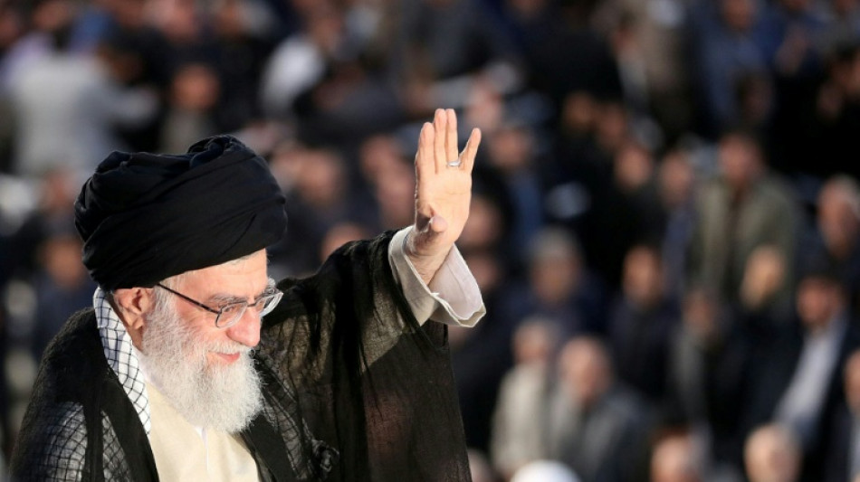 Iran&iacute;es empiezan a reunirse para el masivo funeral del antiguo l&iacute;der supremo Al&iacute; Jamenei